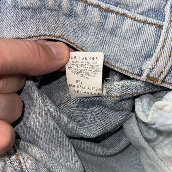 Vintage 90s Levi’s men’s 34 by 32 light wash classics has fading and a few small - Picture 6 of 8